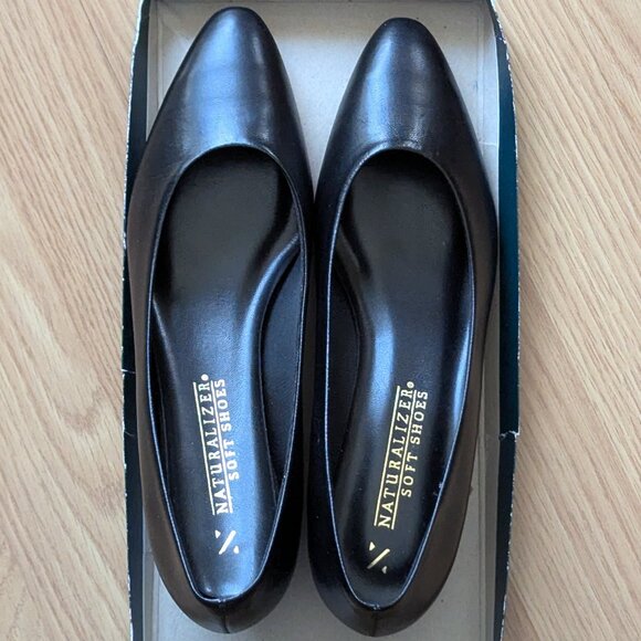 Naturalizer Leather "Soft Shoes" Pumps - Picture 1 of 10